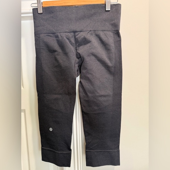 Lululemon 16 pairs of capri leggings. Different styles and colors - Picture 10 of 14